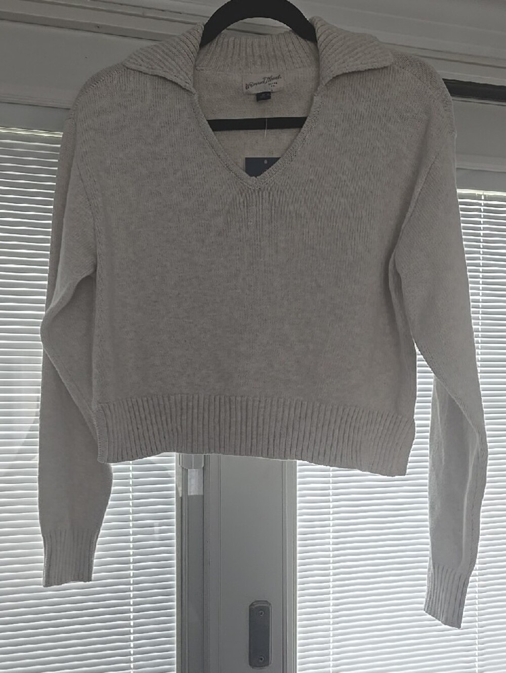Cute Universal Thread Womans Cream V-Neck Collar Sweater